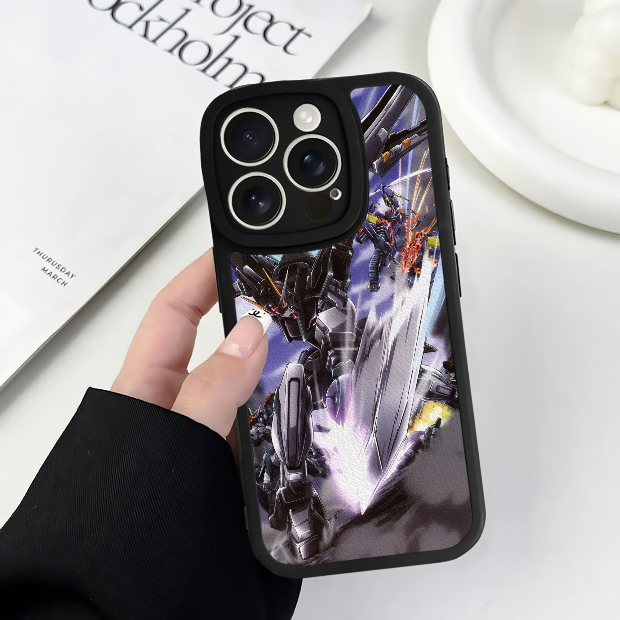 （画像用） 機動戦士ガンダム Mobile Suit Gundam 【iPhone 16シリーズ対応】シリコンスマホケース（レザー調） 材質：シリコン